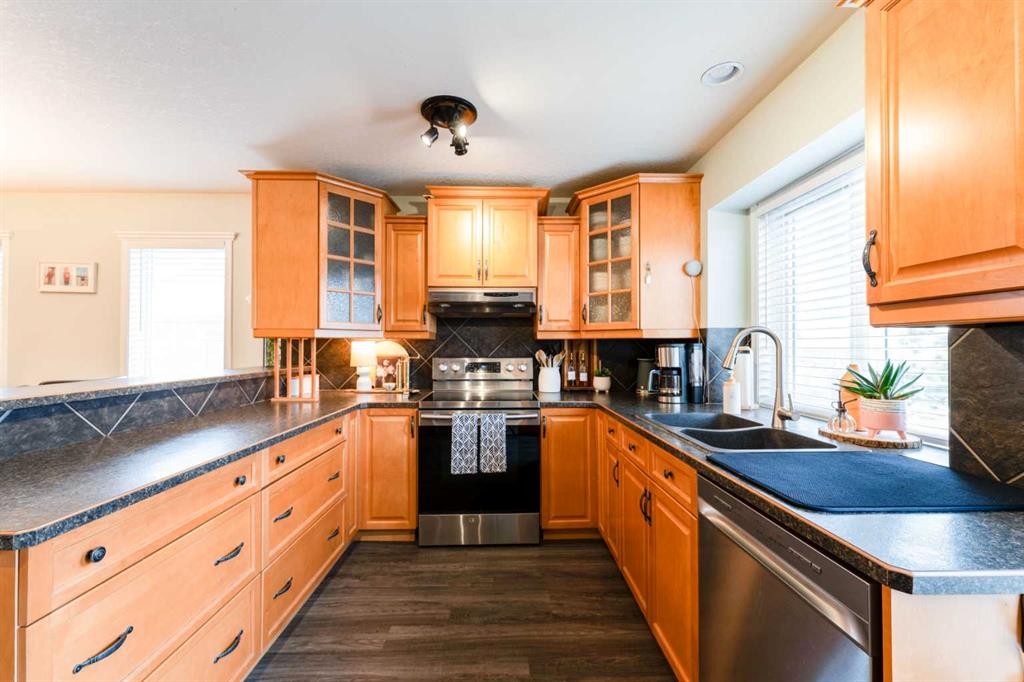 4214 56 Street, Taber, AB - Indoor Photo Showing Kitchen With Double Sink