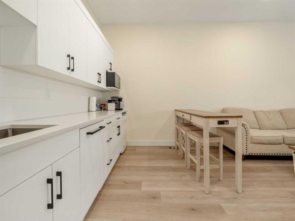 1036 Coalbrook Gate West, Lethbridge, AB - Indoor Photo Showing Kitchen