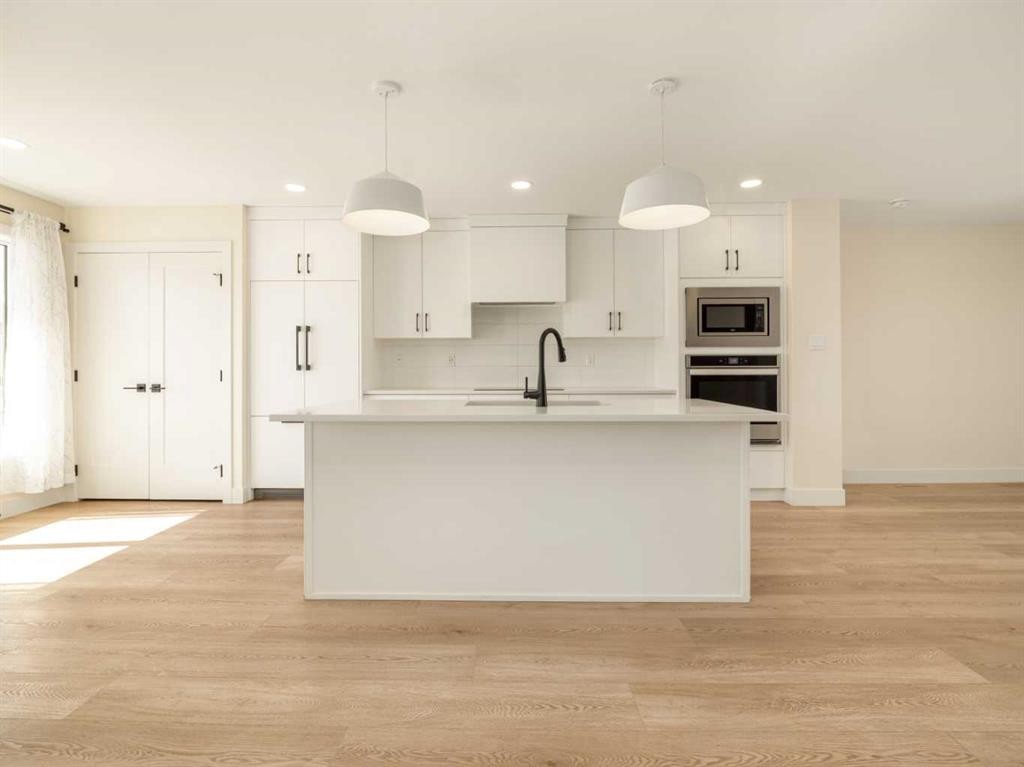 1036 Coalbrook Gate West, Lethbridge, AB - Indoor Photo Showing Kitchen With Upgraded Kitchen