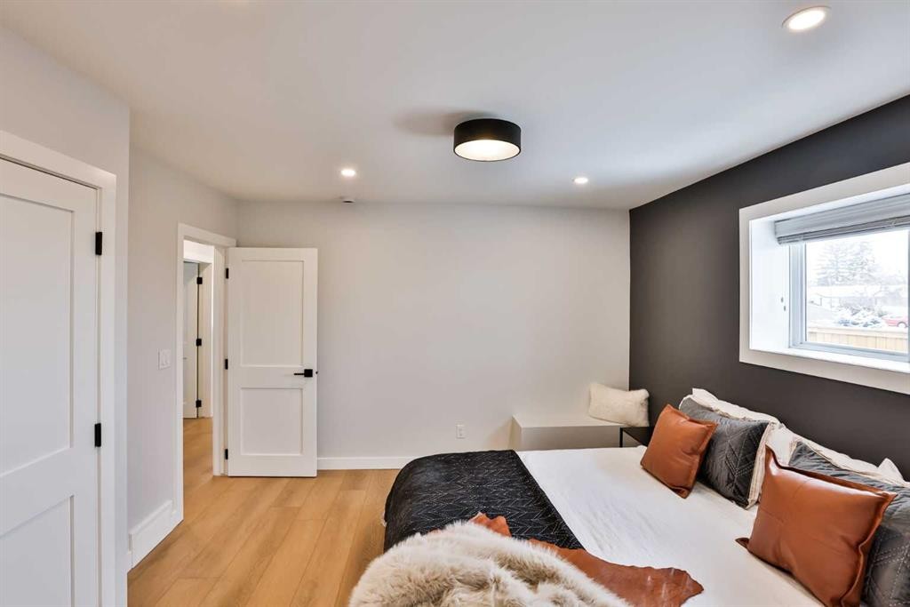 330 Wascana Crescent Se, Calgary, AB - Indoor Photo Showing Bedroom