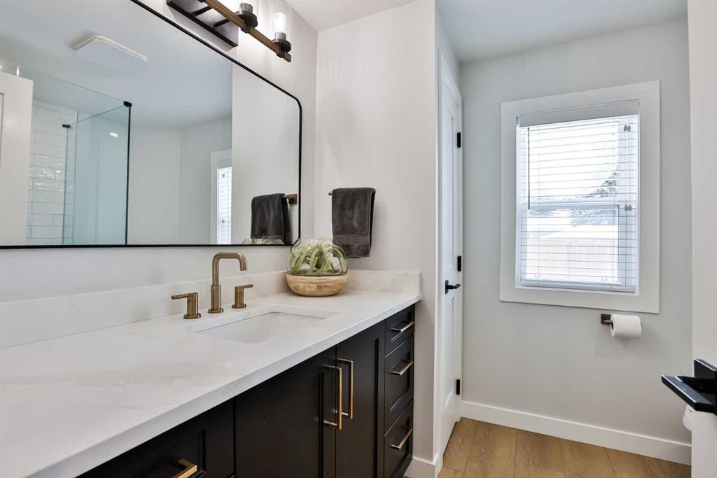 330 Wascana Crescent Se, Calgary, AB - Indoor Photo Showing Bathroom