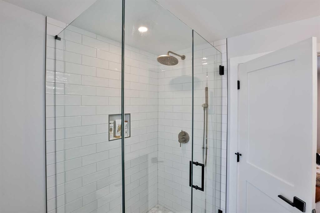 330 Wascana Crescent Se, Calgary, AB - Indoor Photo Showing Bathroom