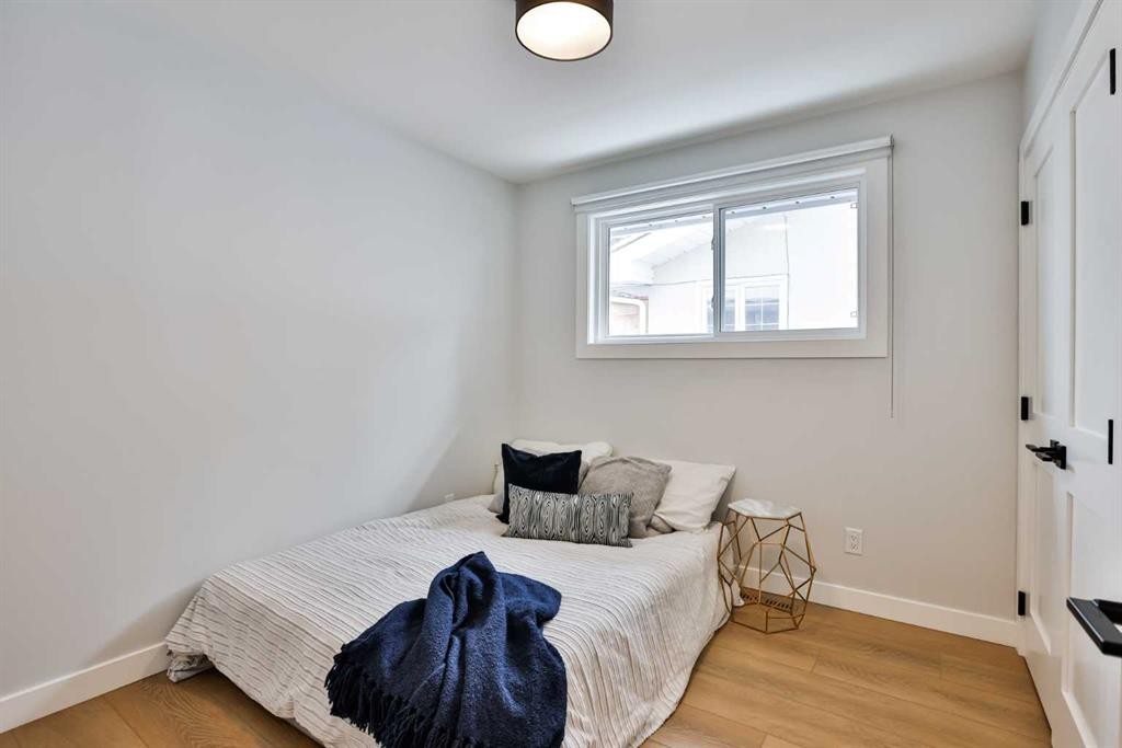 330 Wascana Crescent Se, Calgary, AB - Indoor Photo Showing Bedroom