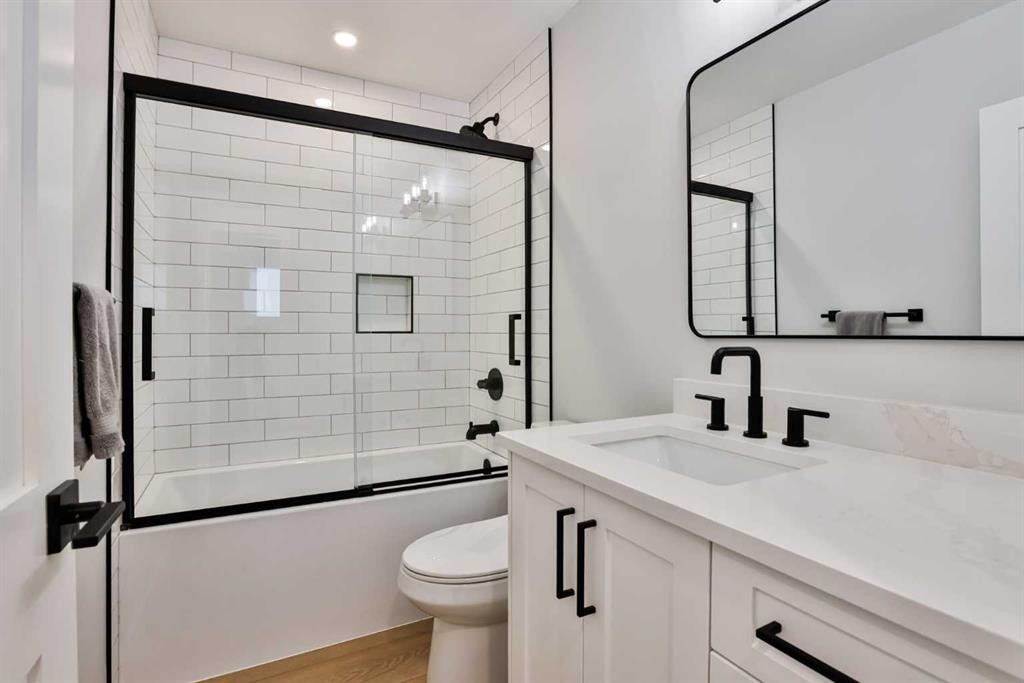 330 Wascana Crescent Se, Calgary, AB - Indoor Photo Showing Bathroom