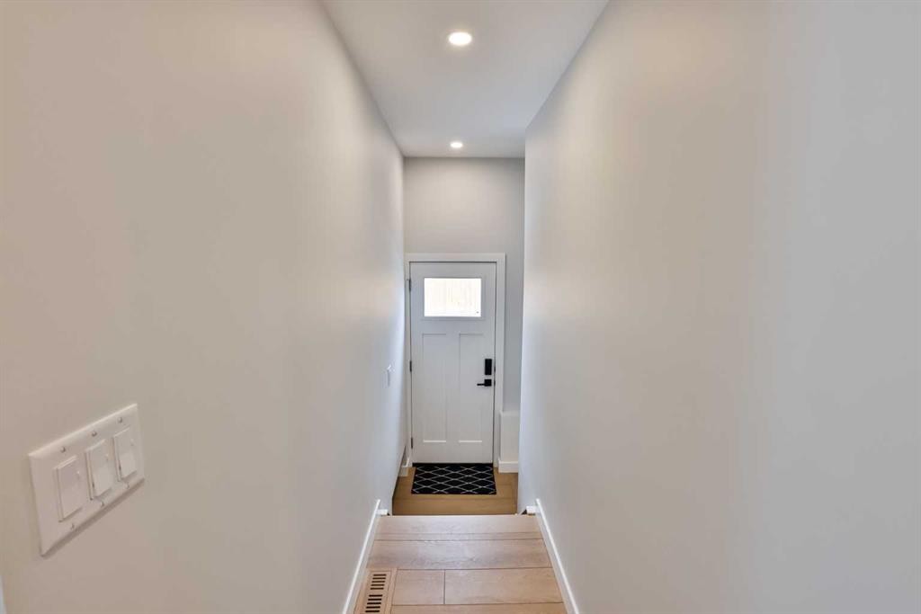 330 Wascana Crescent Se, Calgary, AB - Indoor Photo Showing Other Room