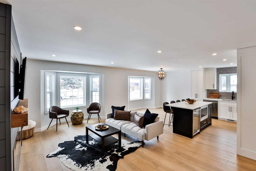 330 Wascana Crescent Se, Calgary, AB - Indoor Photo Showing Living Room