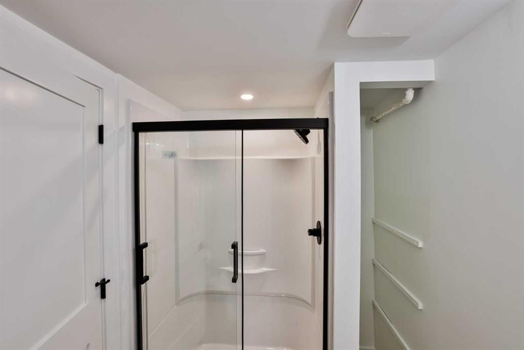 330 Wascana Crescent Se, Calgary, AB - Indoor Photo Showing Bathroom