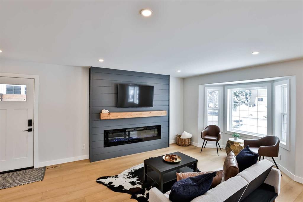 330 Wascana Crescent Se, Calgary, AB - Indoor Photo Showing Living Room With Fireplace