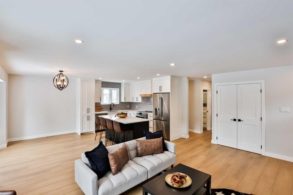 330 Wascana Crescent Se, Calgary, AB - Indoor Photo Showing Other Room