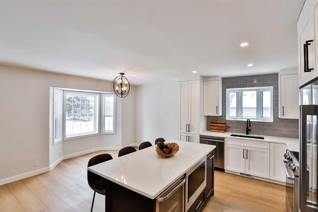 330 Wascana Crescent Se, Calgary, AB - Indoor Photo Showing Kitchen