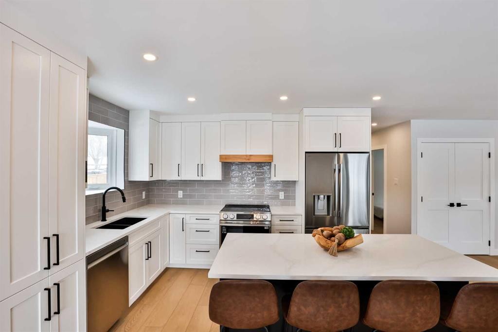 330 Wascana Crescent Se, Calgary, AB - Indoor Photo Showing Kitchen With Double Sink With Upgraded Kitchen