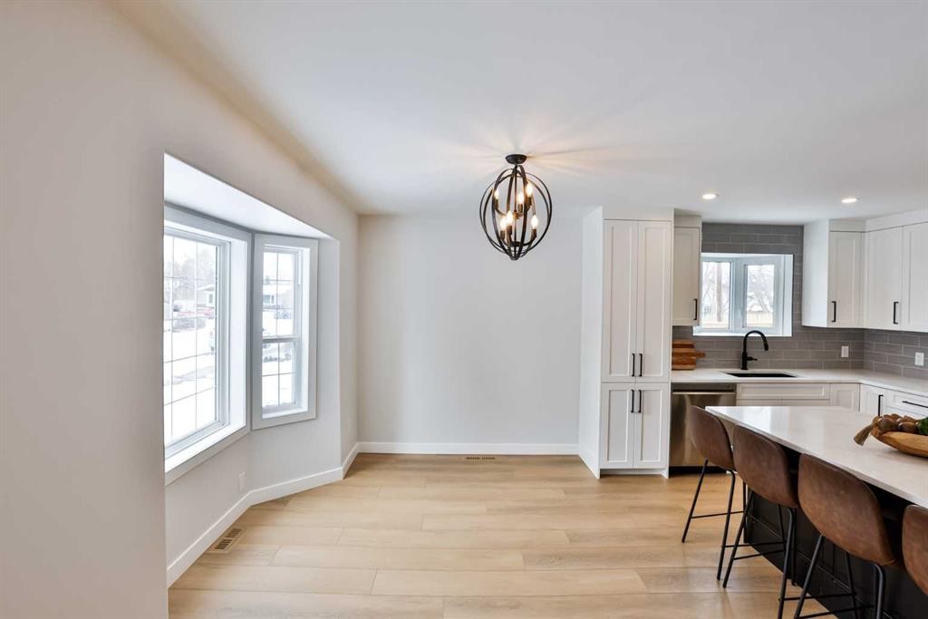 330 Wascana Crescent Se, Calgary, AB - Indoor Photo Showing Kitchen