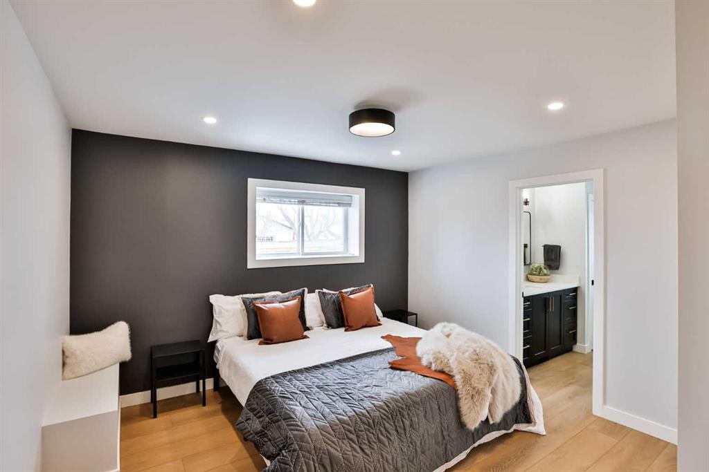 330 Wascana Crescent Se, Calgary, AB - Indoor Photo Showing Bedroom