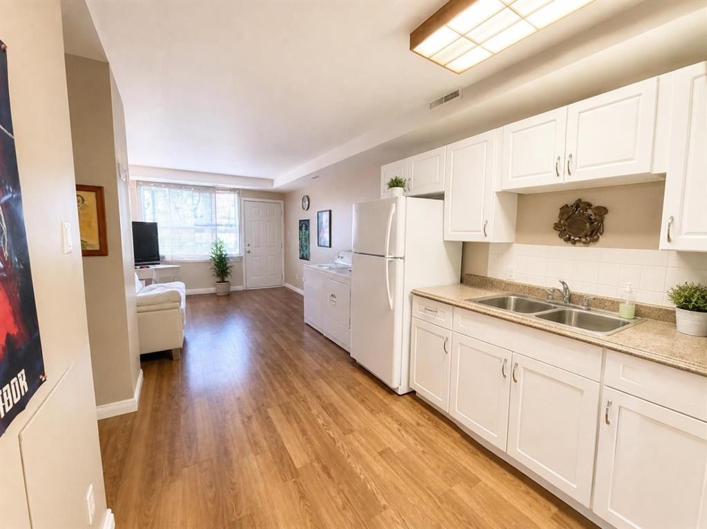 2-1327 Scenic Drive South, Lethbridge, AB - Indoor Photo Showing Kitchen With Double Sink