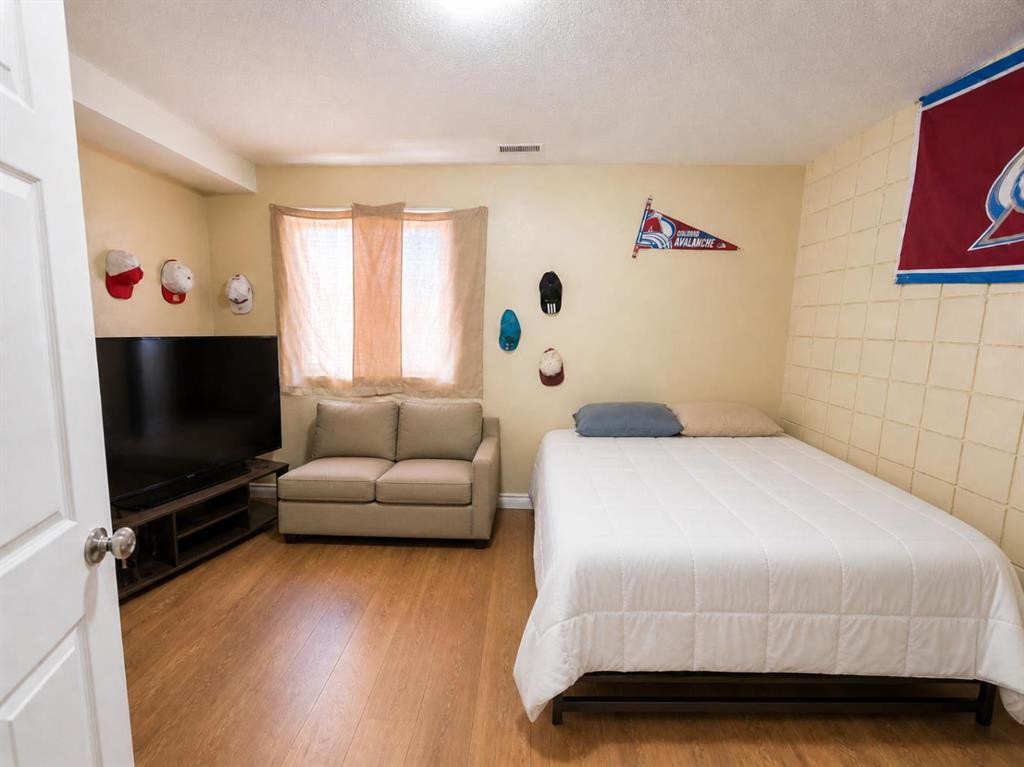 2-1327 Scenic Drive South, Lethbridge, AB - Indoor Photo Showing Bedroom