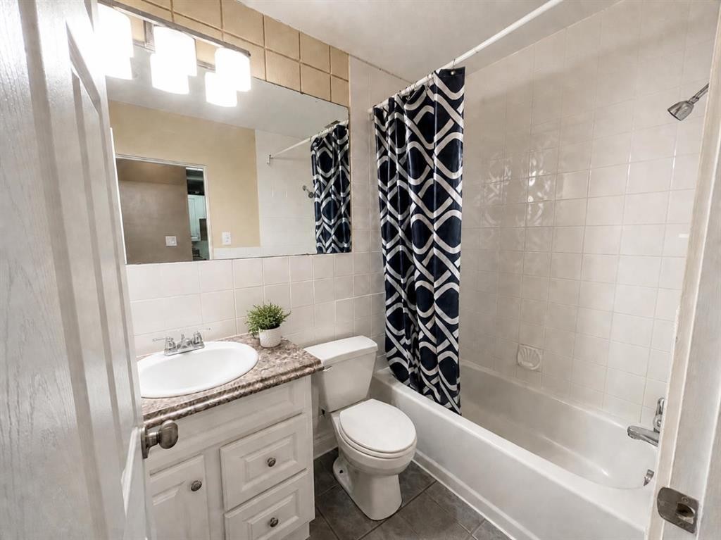 2-1327 Scenic Drive South, Lethbridge, AB - Indoor Photo Showing Bathroom