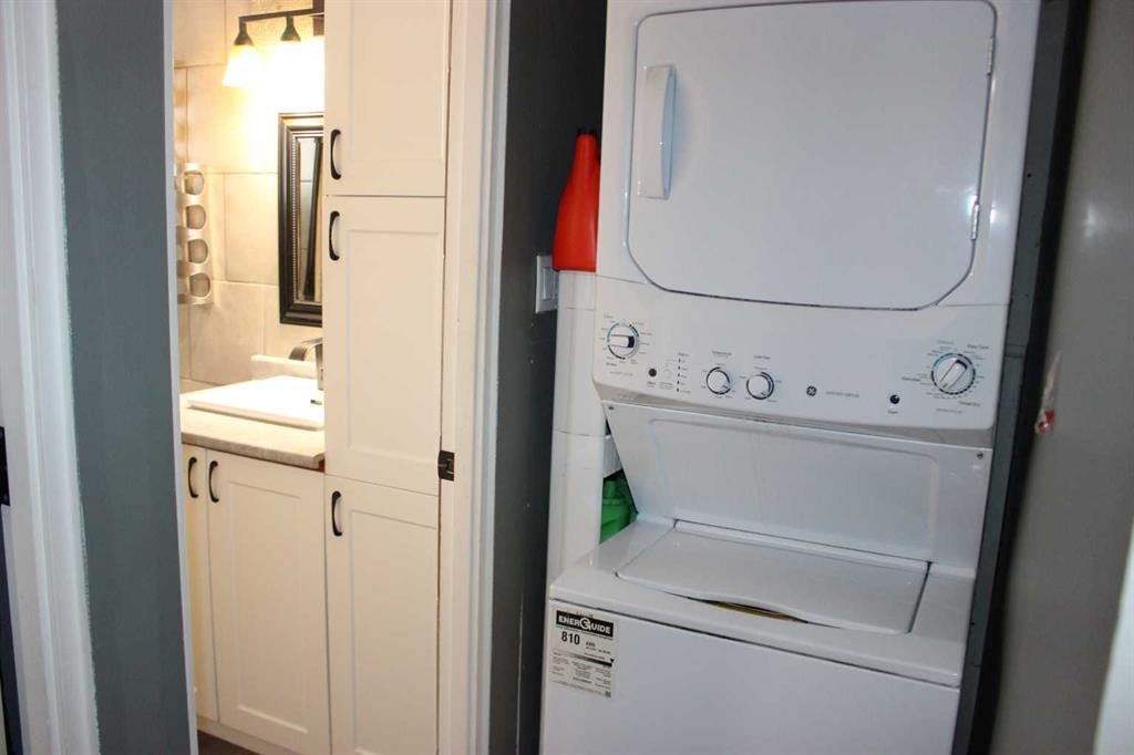 2811 13 Avenue South, Lethbridge, AB - Indoor Photo Showing Laundry Room