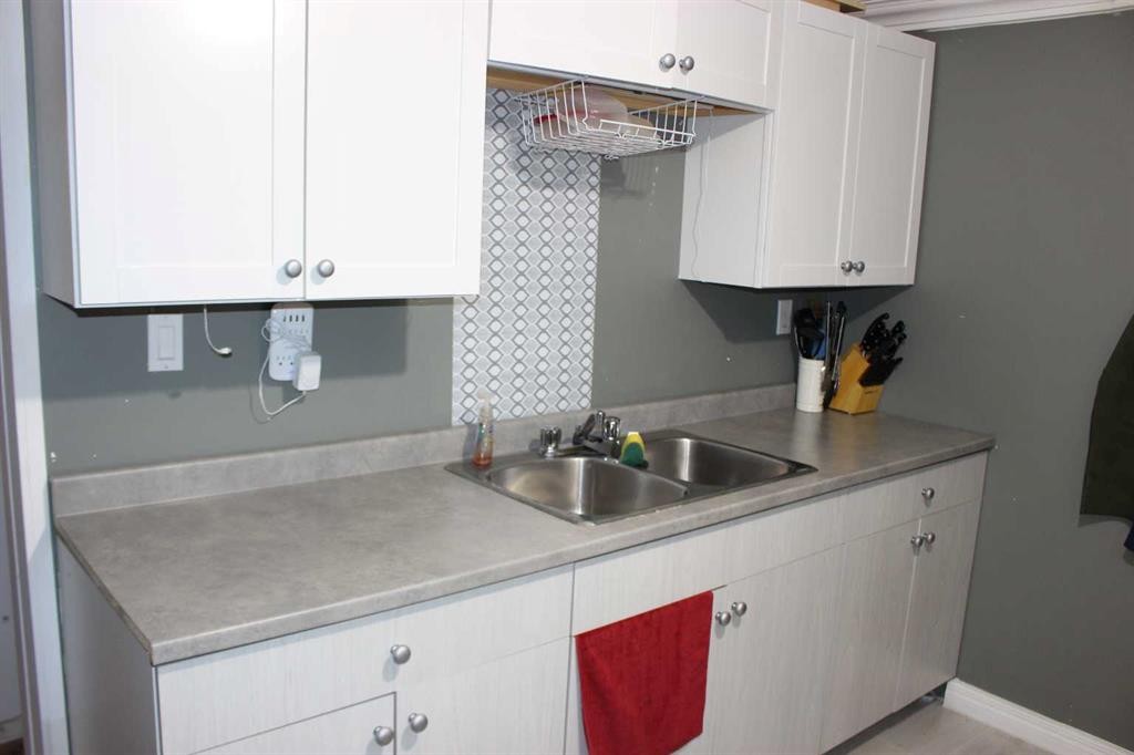 2811 13 Avenue South, Lethbridge, AB - Indoor Photo Showing Kitchen With Double Sink