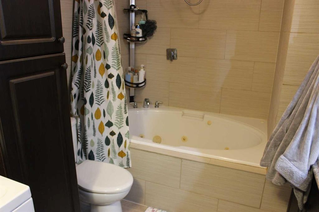 2811 13 Avenue South, Lethbridge, AB - Indoor Photo Showing Bathroom