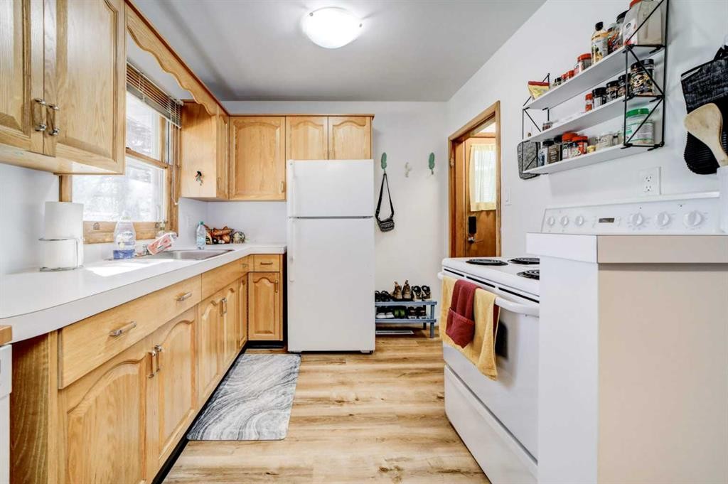 1126 23 North, Lethbridge, AB - Indoor Photo Showing Kitchen
