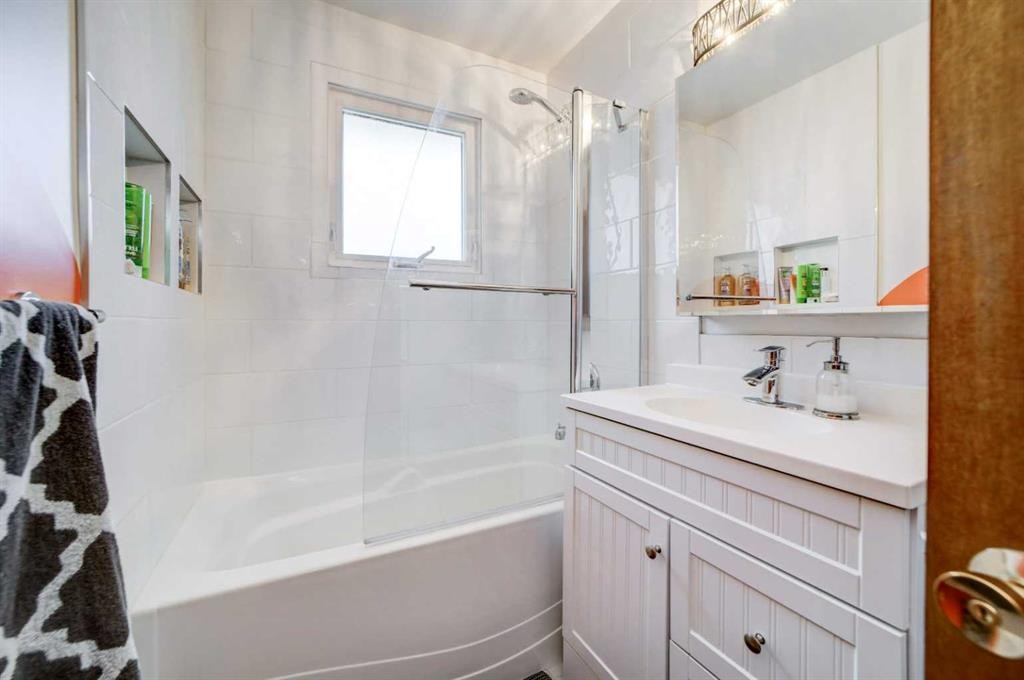 1126 23 North, Lethbridge, AB - Indoor Photo Showing Bathroom