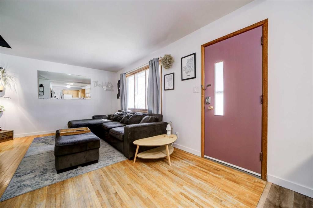 1126 23 North, Lethbridge, AB - Indoor Photo Showing Living Room