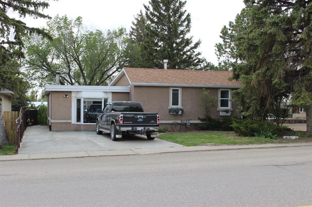 605 Rogers Avenue, Picture Butte, AB - Outdoor