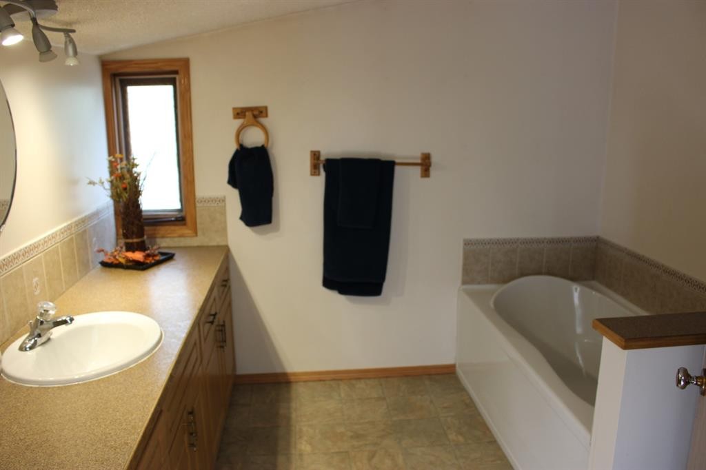 605 Rogers Avenue, Picture Butte, AB - Indoor Photo Showing Bathroom
