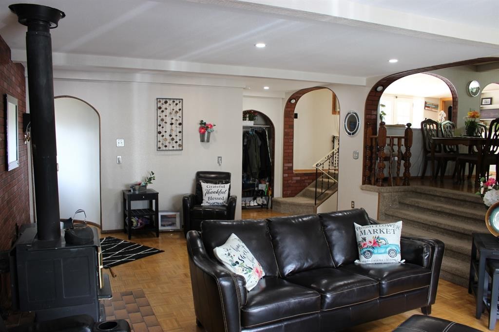 605 Rogers Avenue, Picture Butte, AB - Indoor Photo Showing Living Room