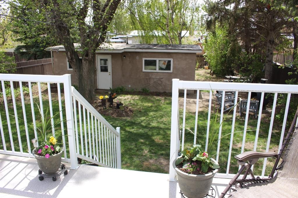605 Rogers Avenue, Picture Butte, AB - Outdoor With Deck Patio Veranda