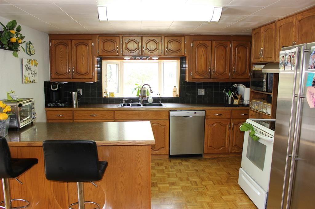 605 Rogers Avenue, Picture Butte, AB - Indoor Photo Showing Kitchen With Double Sink