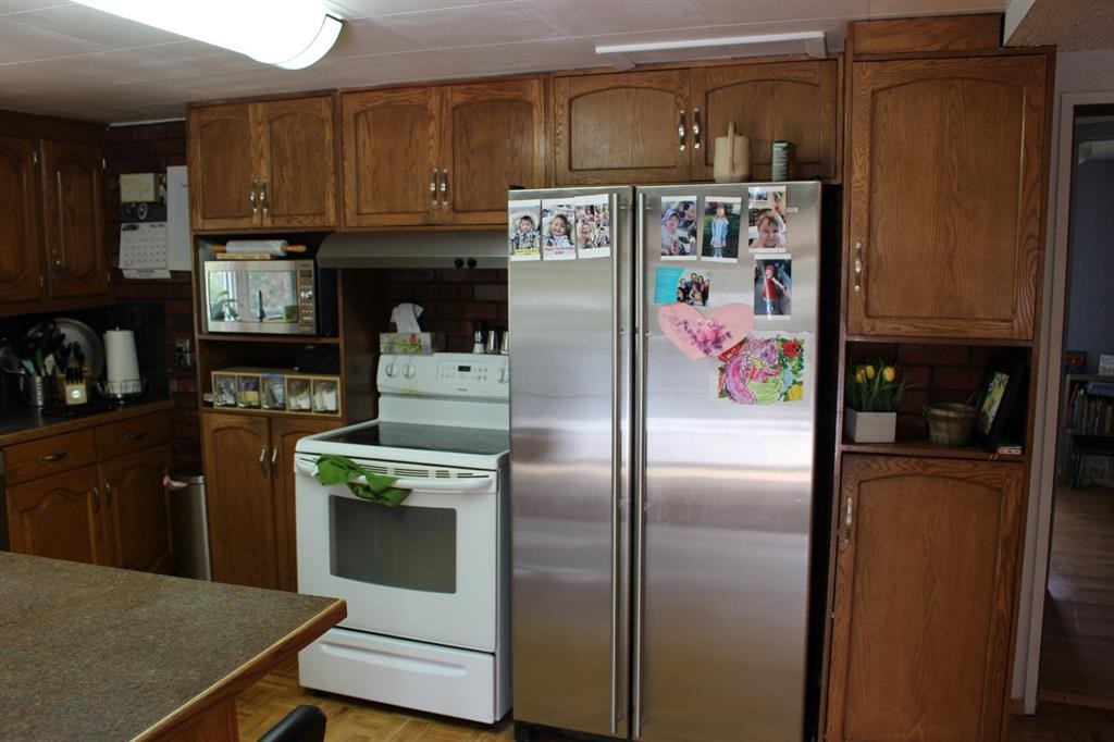 605 Rogers Avenue, Picture Butte, AB - Indoor Photo Showing Kitchen