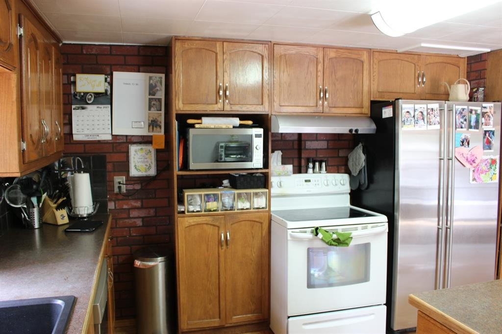 605 Rogers Avenue, Picture Butte, AB - Indoor Photo Showing Kitchen