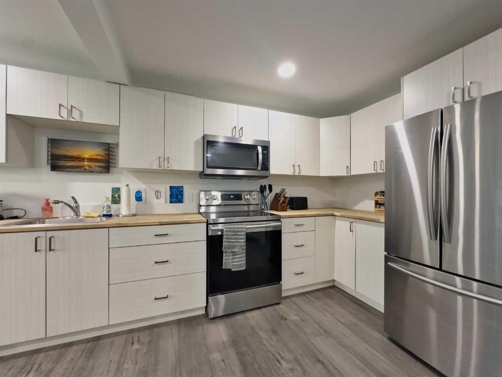 8149 26 Avenue, Coleman, AB - Indoor Photo Showing Kitchen With Double Sink