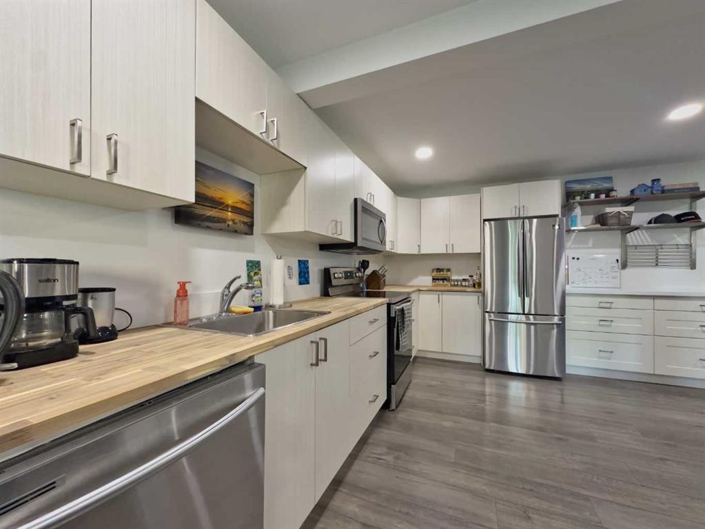 8149 26 Avenue, Coleman, AB - Indoor Photo Showing Kitchen