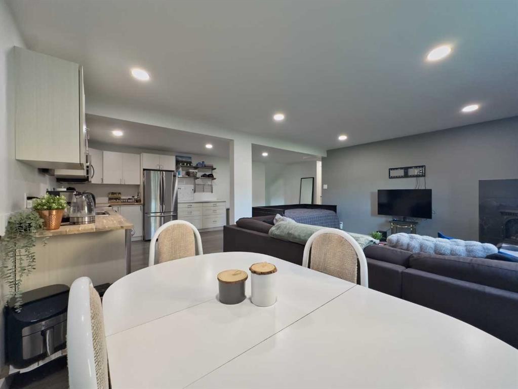 8149 26 Avenue, Coleman, AB - Indoor Photo Showing Dining Room