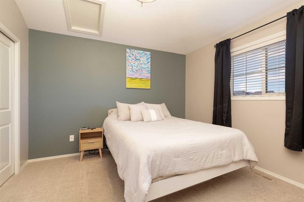719 Silkstone Close West, Lethbridge, AB - Indoor Photo Showing Bedroom
