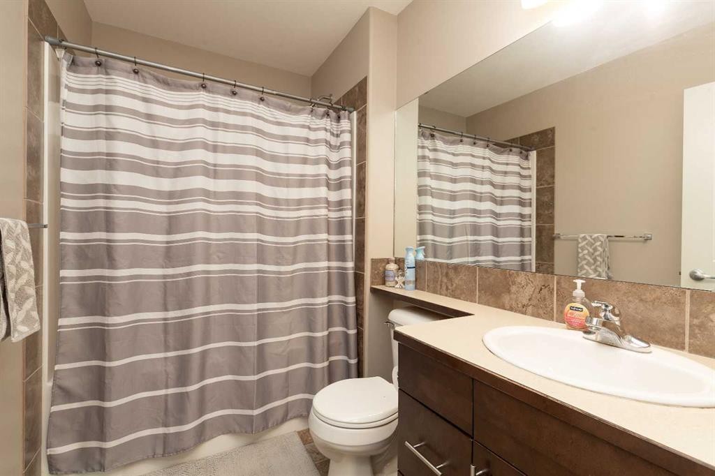 719 Silkstone Close West, Lethbridge, AB - Indoor Photo Showing Bathroom