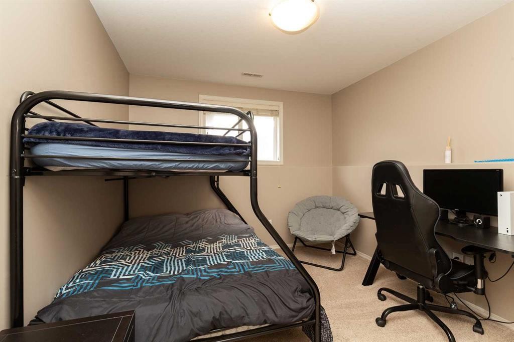 719 Silkstone Close West, Lethbridge, AB - Indoor Photo Showing Bedroom