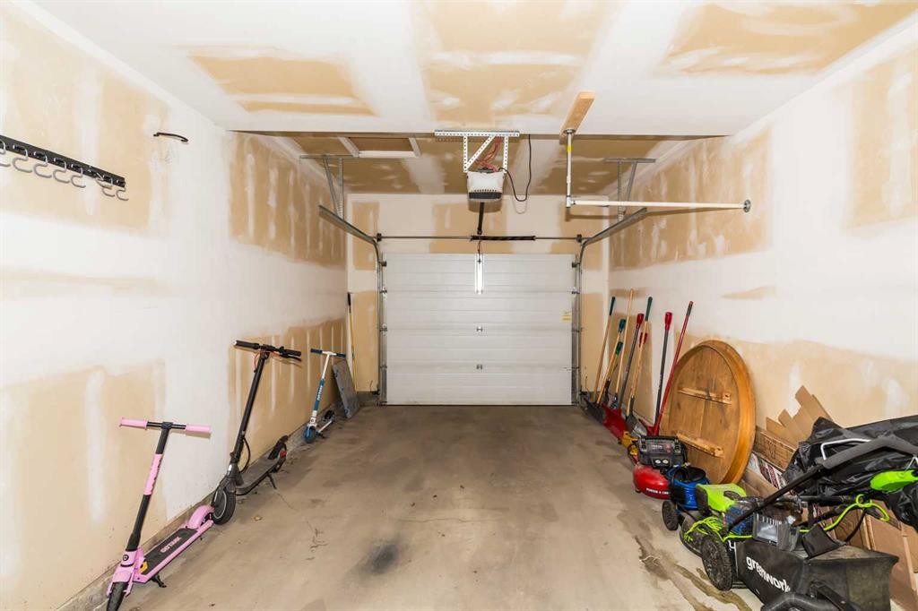 719 Silkstone Close West, Lethbridge, AB - Indoor Photo Showing Garage
