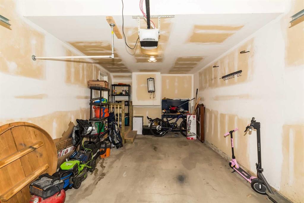 719 Silkstone Close West, Lethbridge, AB - Indoor Photo Showing Garage
