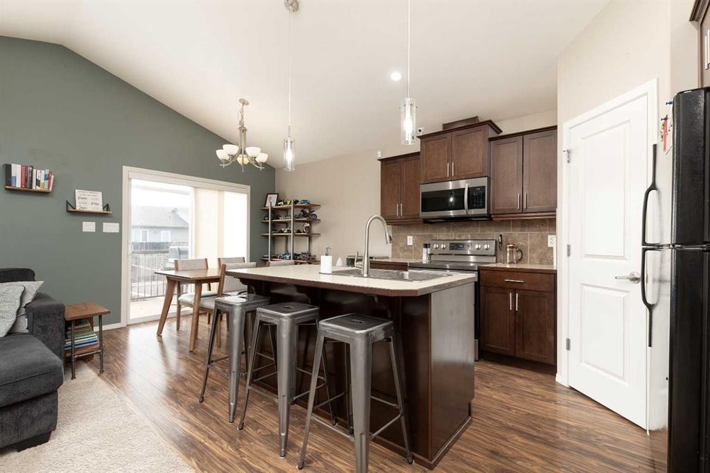 719 Silkstone Close West, Lethbridge, AB - Indoor Photo Showing Kitchen