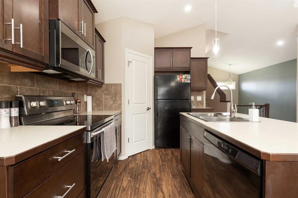 719 Silkstone Close West, Lethbridge, AB - Indoor Photo Showing Kitchen With Double Sink