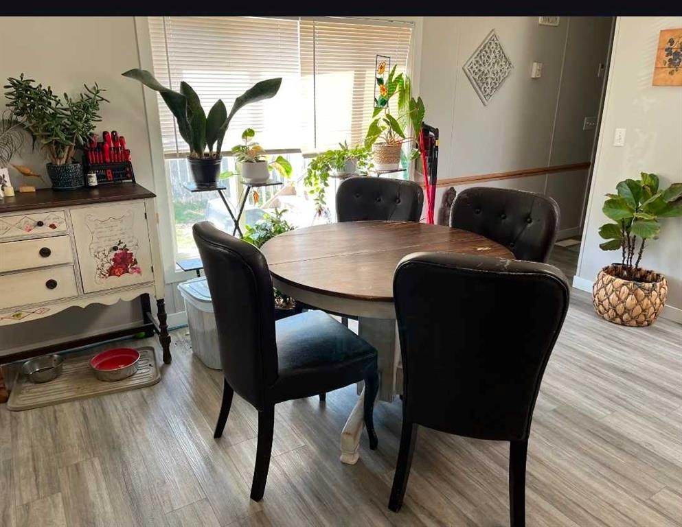 33-6101 20Th Avenue, Coleman, AB - Indoor Photo Showing Dining Room
