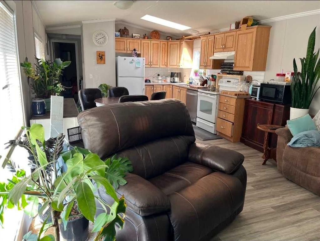 33-6101 20Th Avenue, Coleman, AB - Indoor