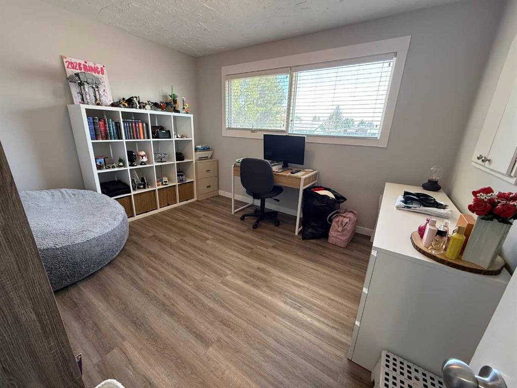 73 Mcgill Boulevard West, Lethbridge, AB - Indoor Photo Showing Bedroom