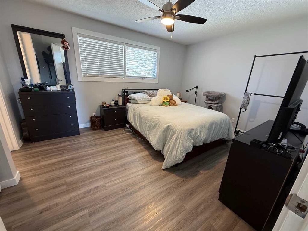 73 Mcgill Boulevard West, Lethbridge, AB - Indoor Photo Showing Bedroom