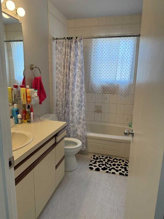 73 Mcgill Boulevard West, Lethbridge, AB - Indoor Photo Showing Bathroom