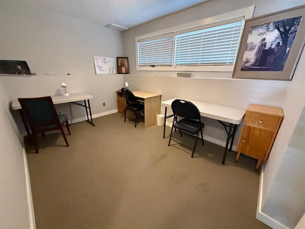 73 Mcgill Boulevard West, Lethbridge, AB - Indoor