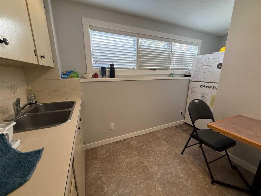 73 Mcgill Boulevard West, Lethbridge, AB - Indoor Photo Showing Laundry Room